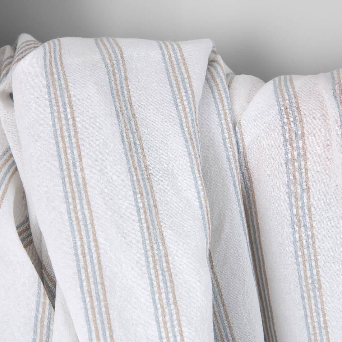 Tissu large en coton lin lavé blanc optique avec rayures 3 Washed linen cotton fabric white with blue and grey stripes, wide fabric
