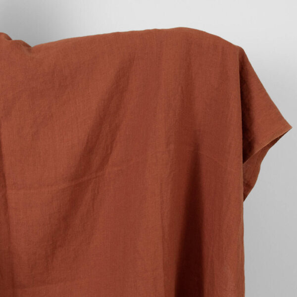 Tissu de lin couleur marron chaud lavé