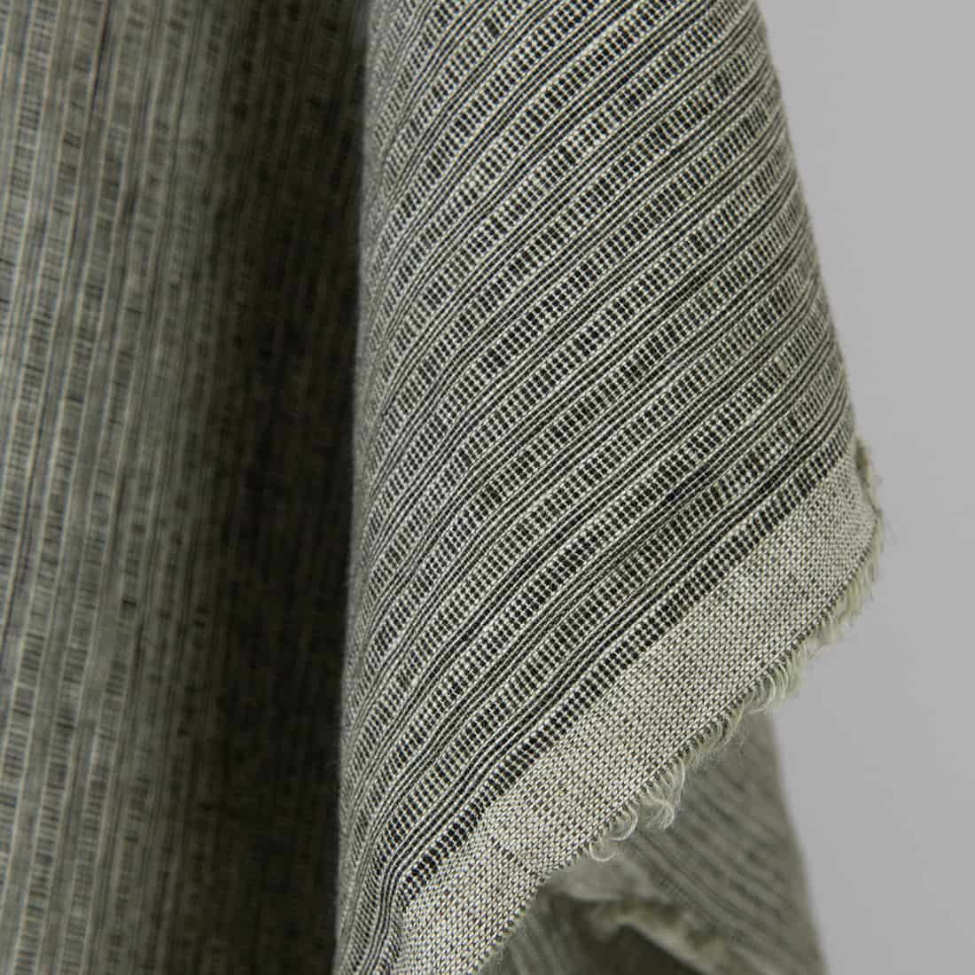 Tissu de lin vert-noir à petites rayures lavé 3 Tissu de lin vert-noir à petites rayures lavé – Image 3