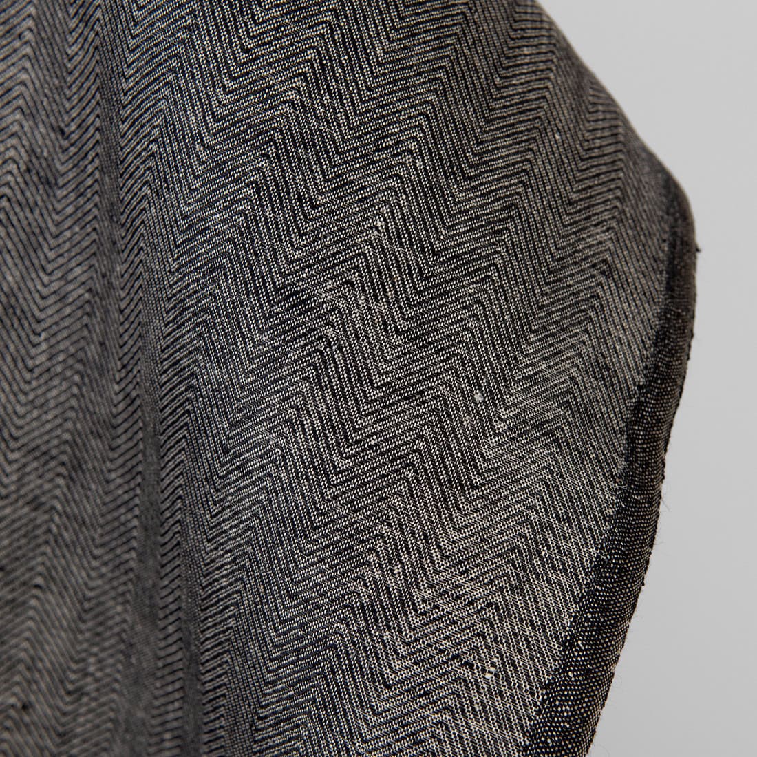 Tissu de lin naturel et noir à chevrons 2 Tissu de lin naturel et noir à chevrons – Image 2