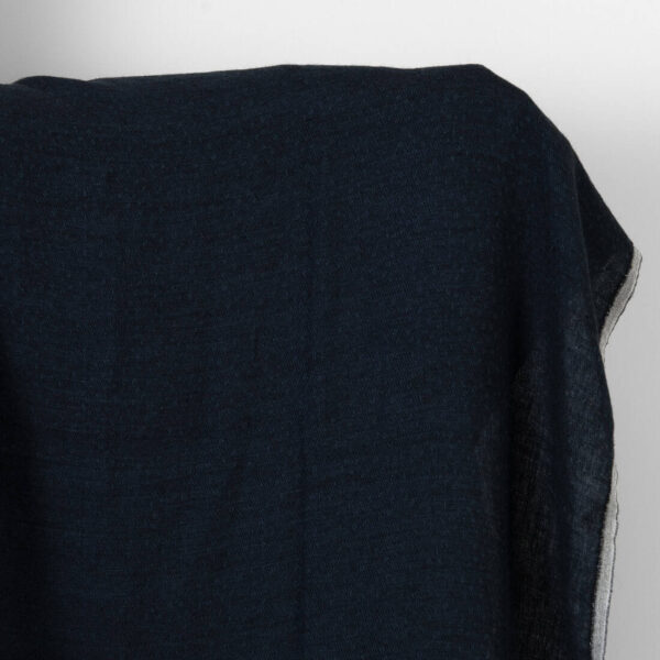 Tissu de laine de lin noir à pois bleu foncé lavé