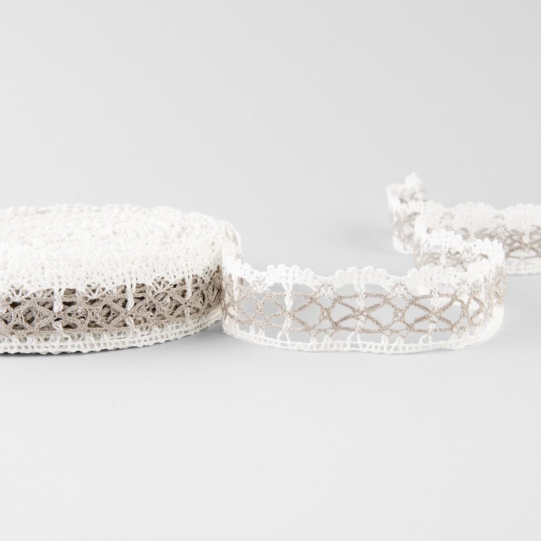 Dentelle de lin blanche et naturelle No. 98 1 Linen lace white and natural No. 98