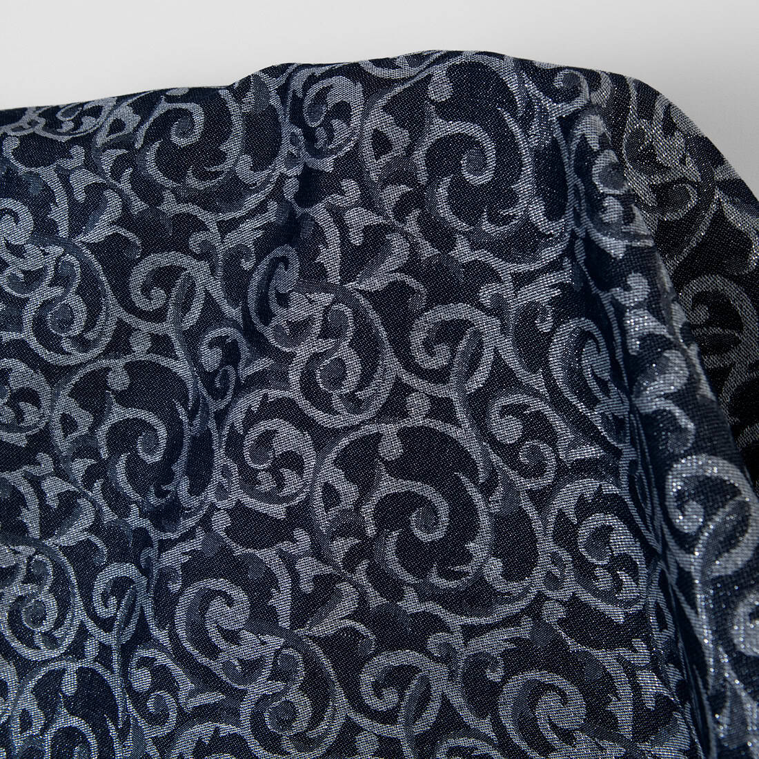 Tissu en lin et coton jacquard bleu et gris lurex argenté 2 Tissu en lin et coton jacquard bleu et gris lurex argenté – Image 2