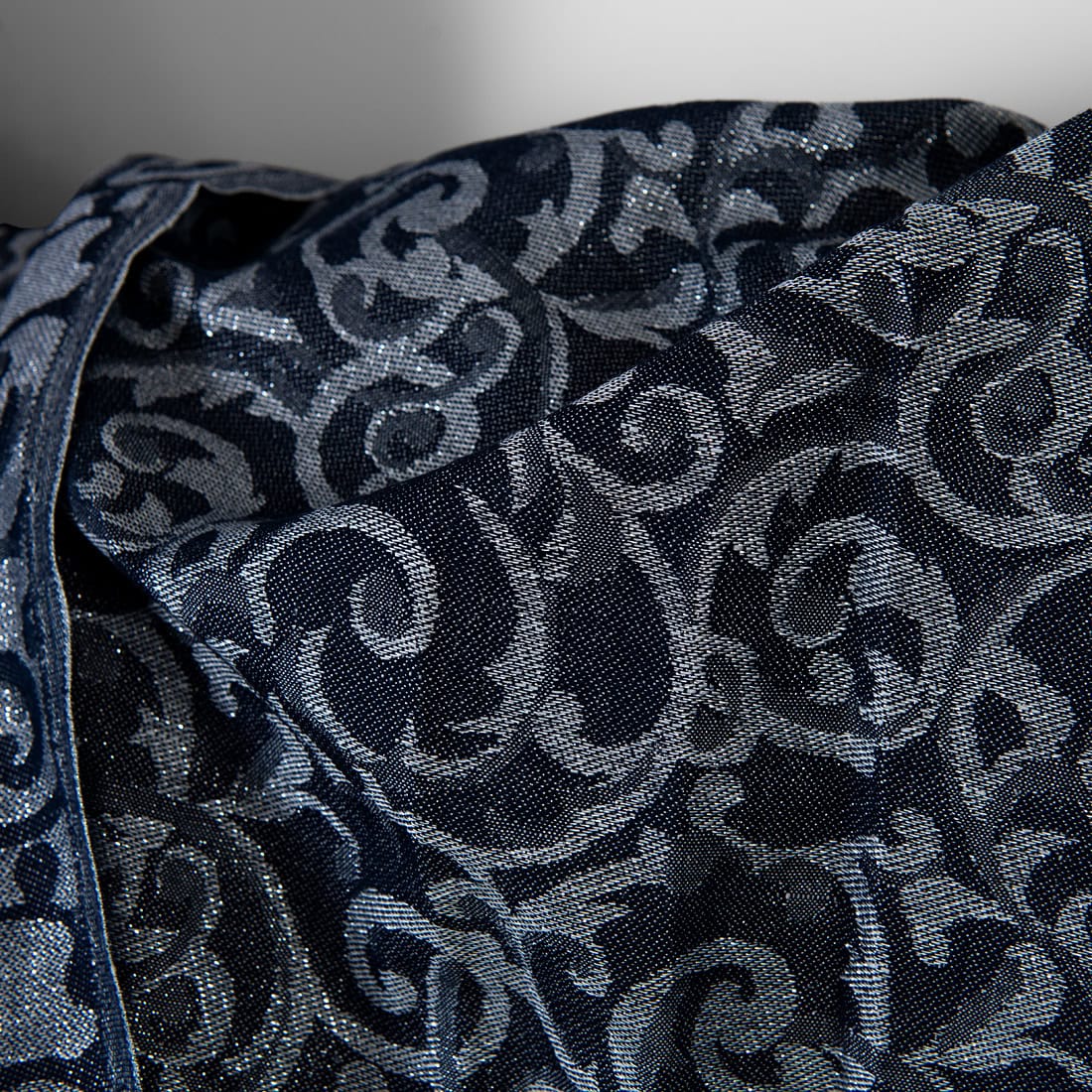 Tissu en lin et coton jacquard bleu et gris lurex argenté 4 Tissu en lin et coton jacquard bleu et gris lurex argenté – Image 4