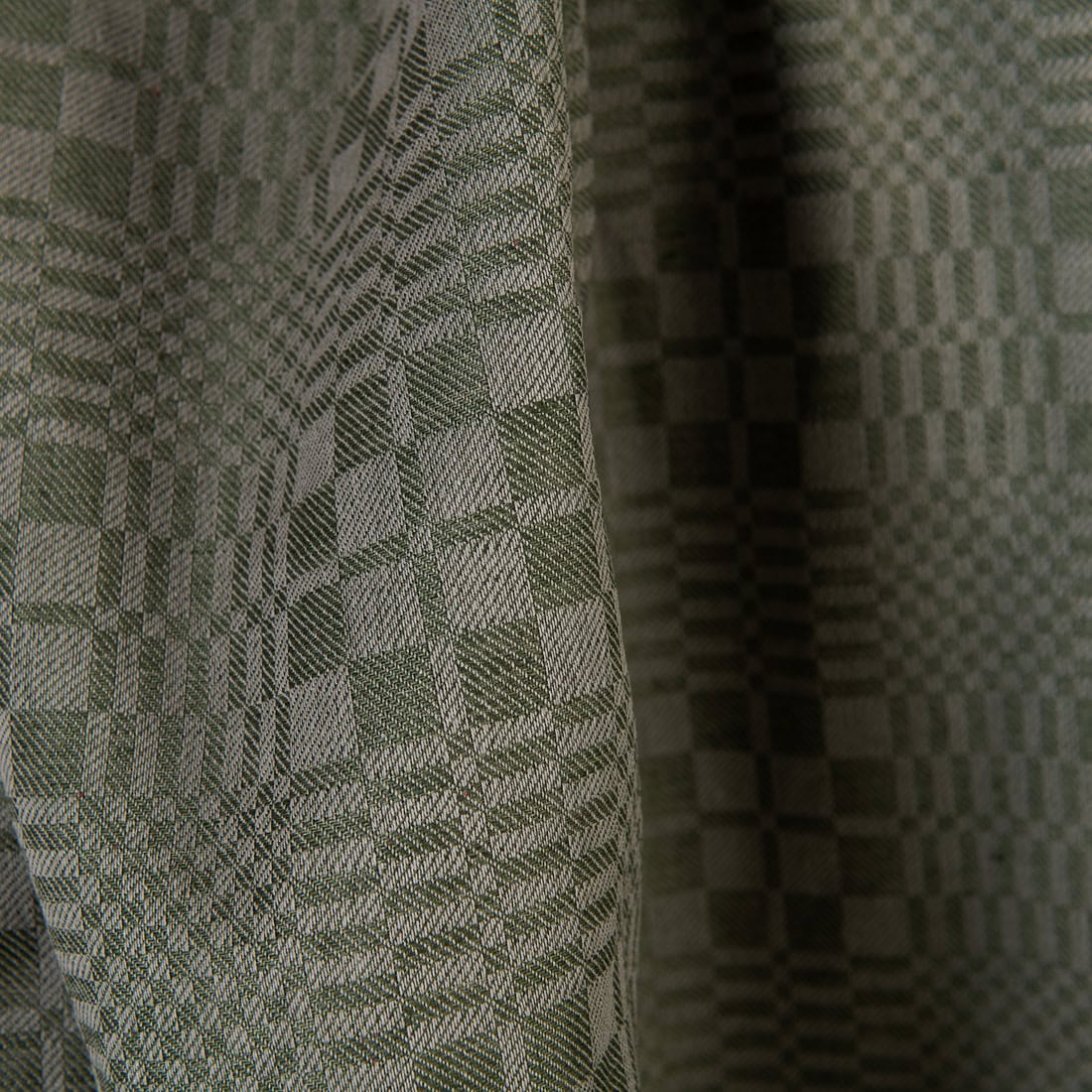 Tissu de lin et de coton à carreaux verts et beiges en sergé 4 Tissu de lin et de coton à carreaux verts et beiges en sergé – Image 4
