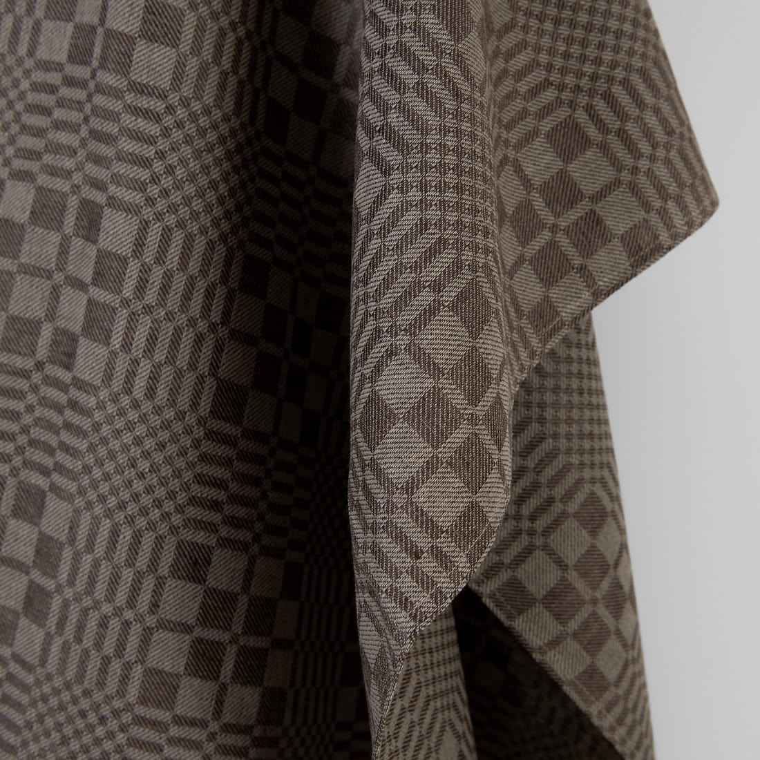 Tissu en lin et coton à carreaux en sergé marron foncé et beige 3 Tissu en lin et coton à carreaux en sergé marron foncé et beige – Image 3