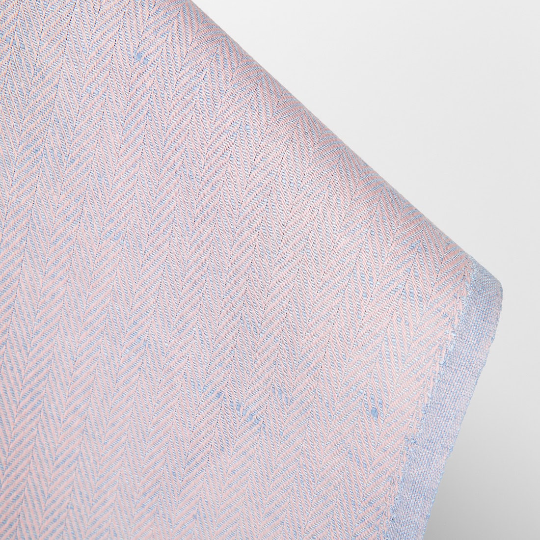 Tissu en lin et coton à chevrons rose pâle et bleu pâle 2 Tissu en lin et coton à chevrons rose pâle et bleu pâle – Image 2