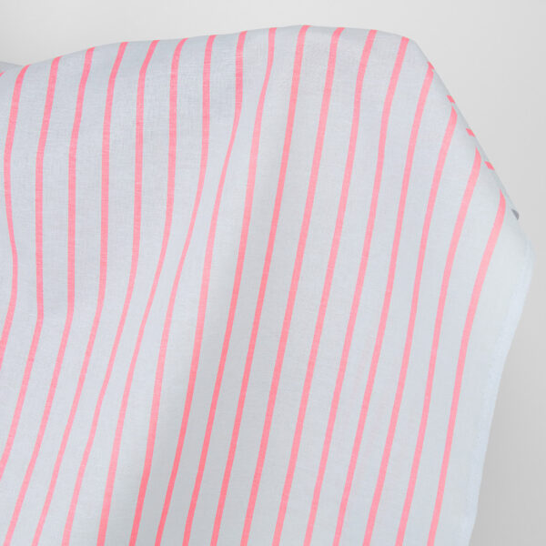 Tissu en lin et coton gris clair avec des rayures rouge vif