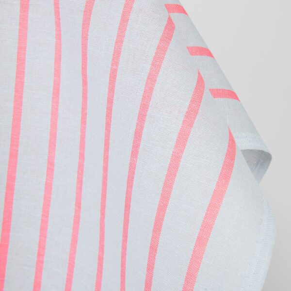 Tissu en lin et coton gris clair avec des rayures rouge vif – Image 2