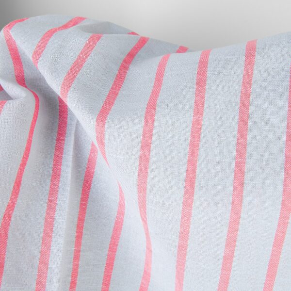 Tissu en lin et coton gris clair avec des rayures rouge vif – Image 3