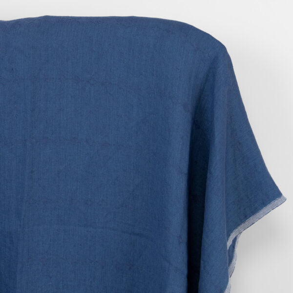 Tissu de lin bleu grisâtre à losanges subtils, lavé