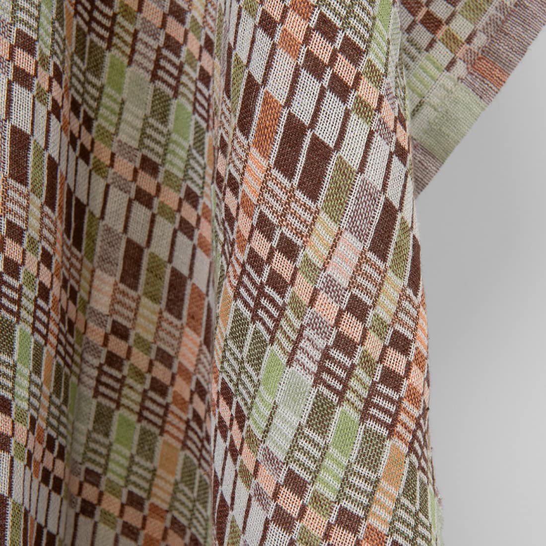 Tissu de lin coton multicolore à carreaux marron vert, lavé 3 Tissu de lin coton multicolore à carreaux marron vert, lavé – Image 3