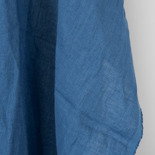 Tissu de lin uni bleu moyen, lavé – Image 3