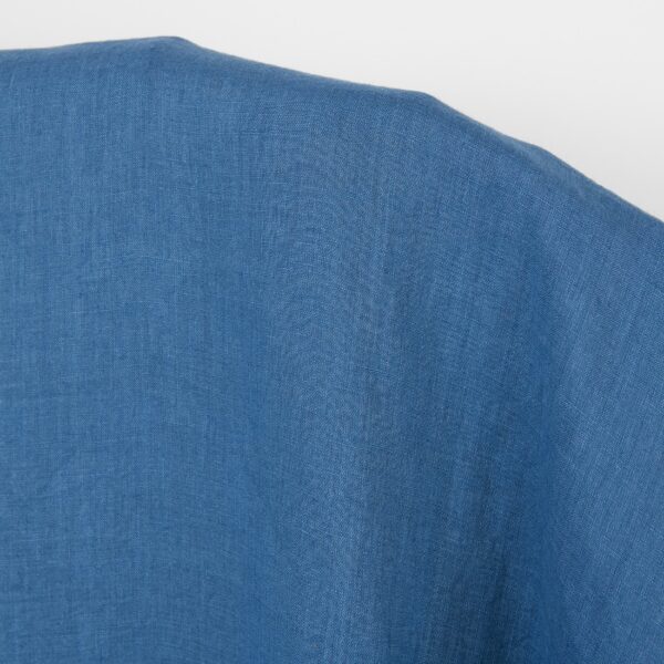 Tissu de lin uni bleu moyen, lavé – Image 4