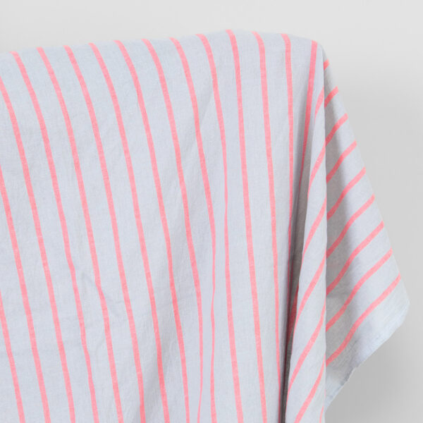 Tissu en lin et coton gris clair avec des rayures rouge vif, lavé