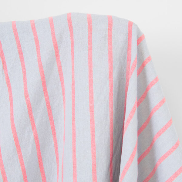 Tissu en lin et coton gris clair avec des rayures rouge vif, lavé – Image 2