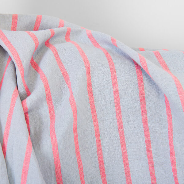 Tissu en lin et coton gris clair avec des rayures rouge vif, lavé – Image 3