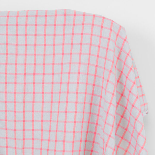 Tissu en lin et coton gris clair à carreaux rouge vif, lavé