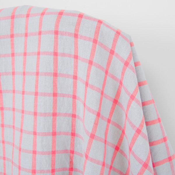 Tissu en lin et coton gris clair à carreaux rouge vif, lavé – Image 2