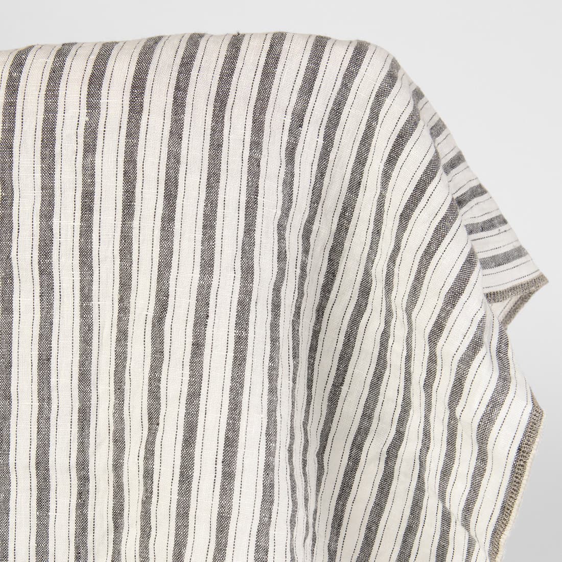 Tissu de lin délavé blanc cassé avec rayures grises 2 Tissu de lin délavé blanc cassé avec rayures grises – Image 2