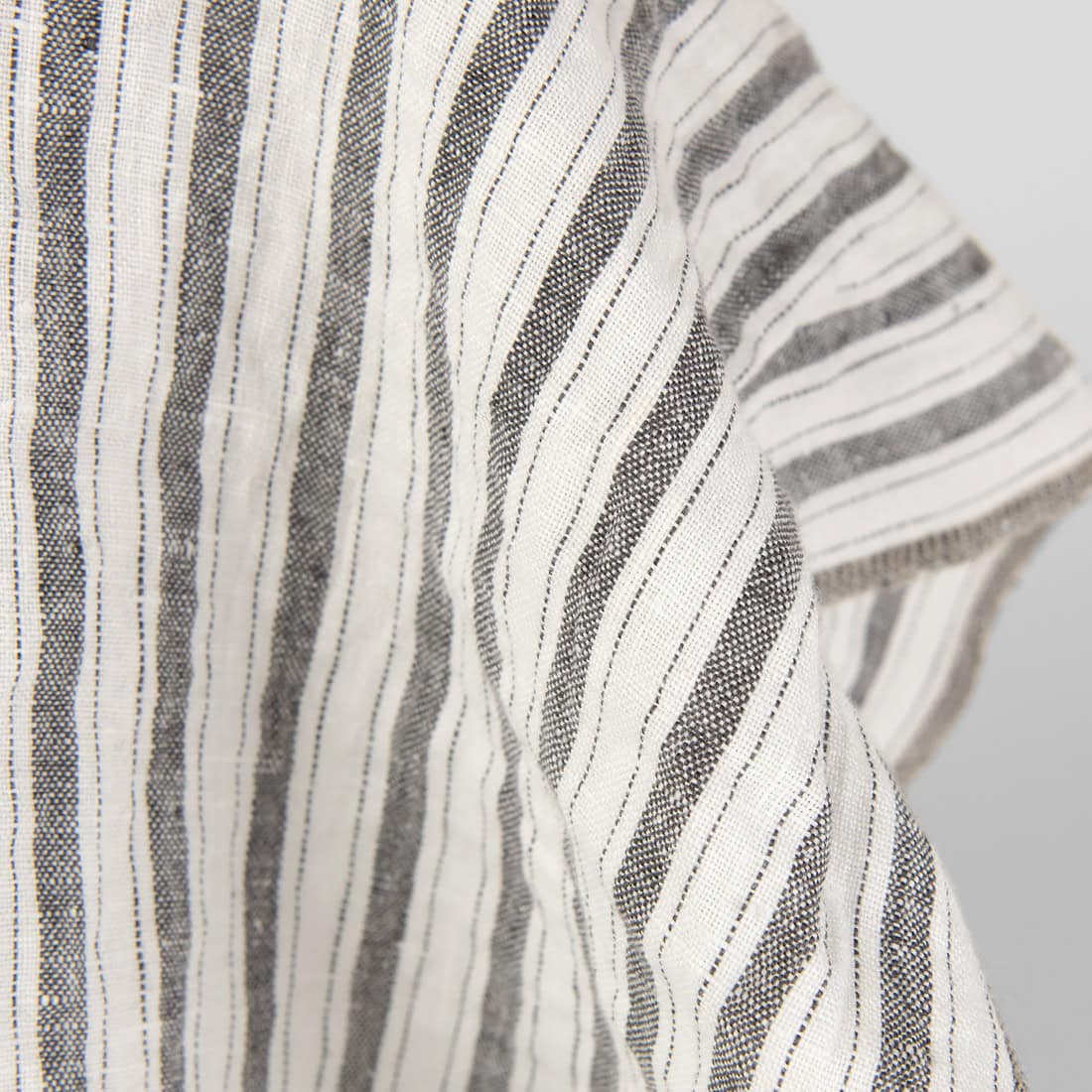 Tissu de lin délavé blanc cassé avec rayures grises 3 Tissu de lin délavé blanc cassé avec rayures grises – Image 3