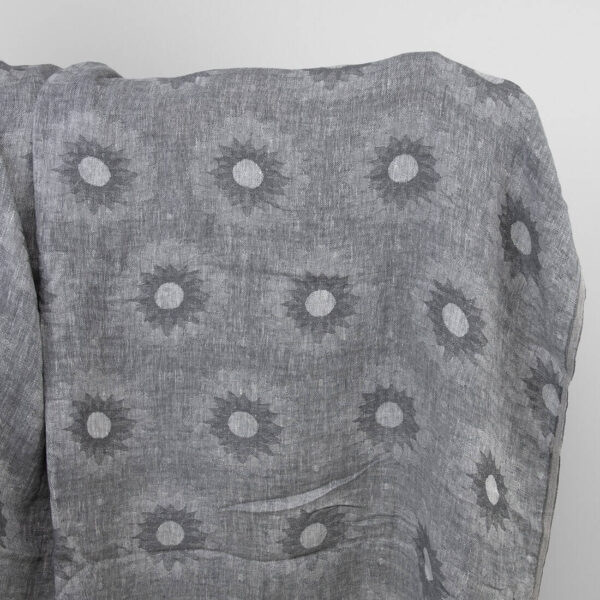 Tissu en lin gris avec motif floral lavé