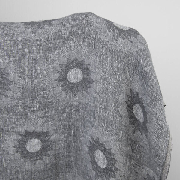 Tissu en lin gris avec motif floral lavé – Image 2