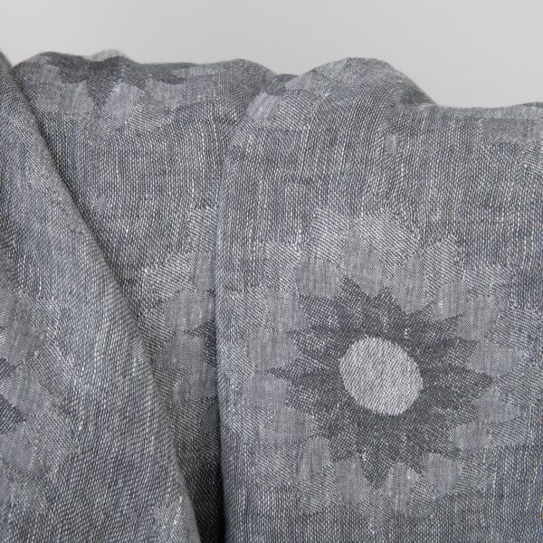 Tissu en lin gris avec motif floral lavé – Image 3