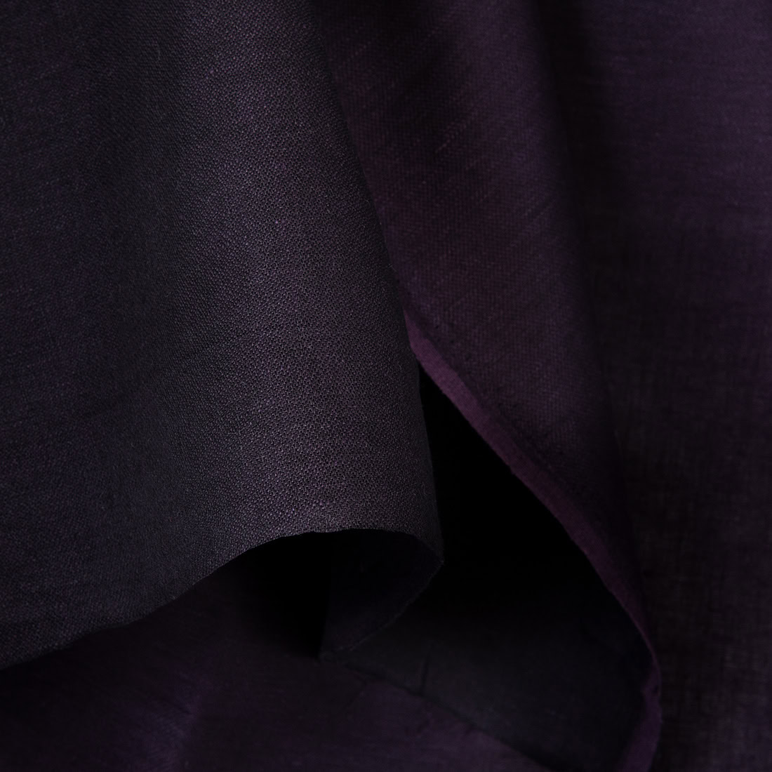 Tissu en lin satin noir-violet 3 Tissu en lin satin noir-violet – Image 3