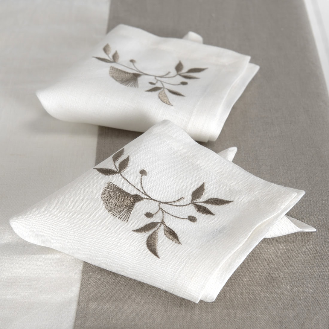 ORSON Serviette de table blanche 2 Off-white napkin with brownish floral stitching, 100% linen
