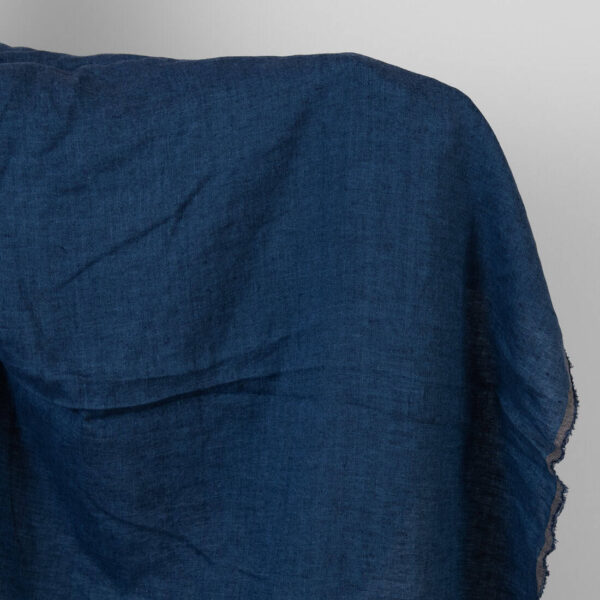 Tissu en lin lavé de couleur bleu foncé denim