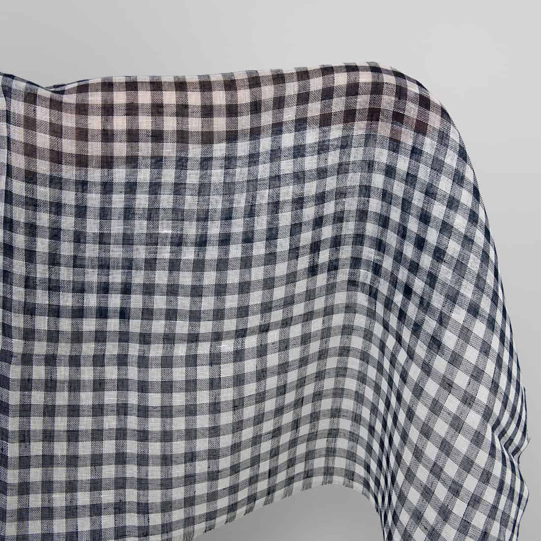 Tissu de lin transparent à carreaux bleu marine et blancs 1 Linen fabric in dark blue and white checks