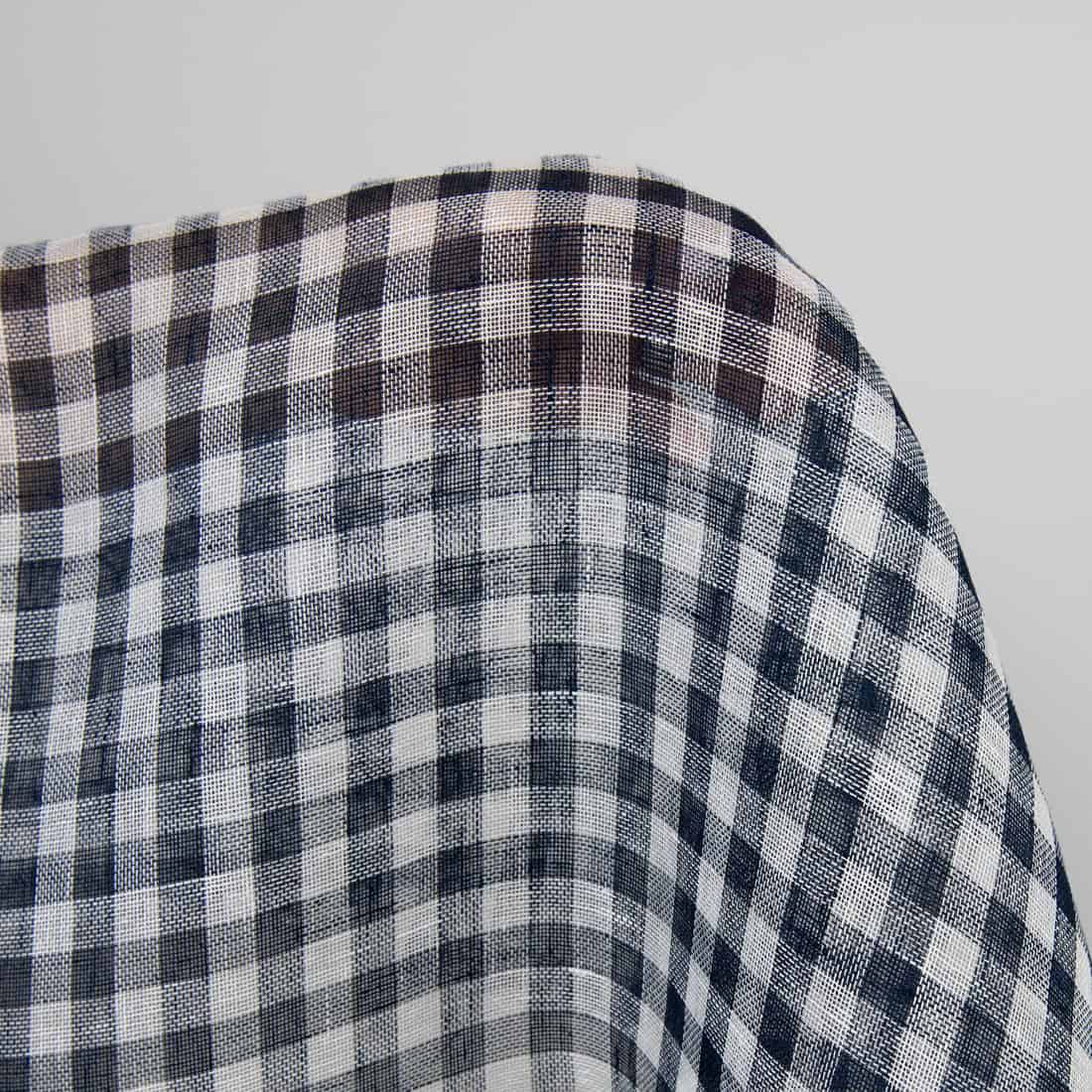 Tissu de lin transparent à carreaux bleu marine et blancs 2 Linen fabric in dark blue and white checks, transparent