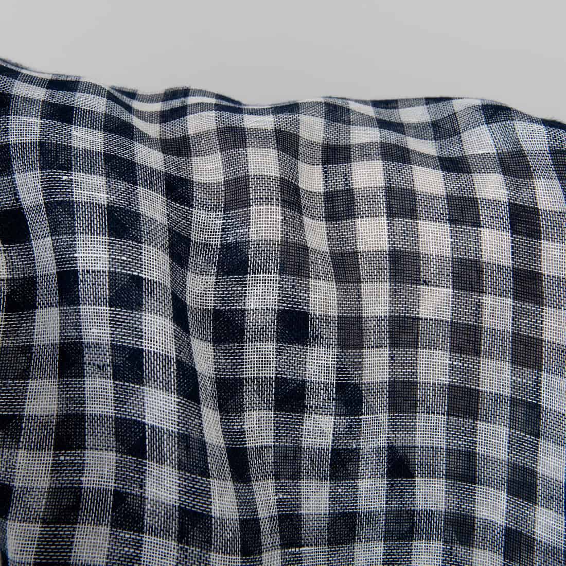 Tissu de lin transparent à carreaux bleu marine et blancs 3 Linen fabric in dark blue and white checks, gauze