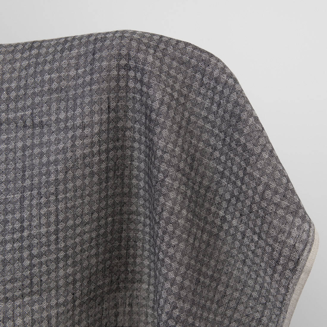 Tissu de lin à motifs de diamants, noir et gris 2 Black and grey linen fabric, diamond pattern