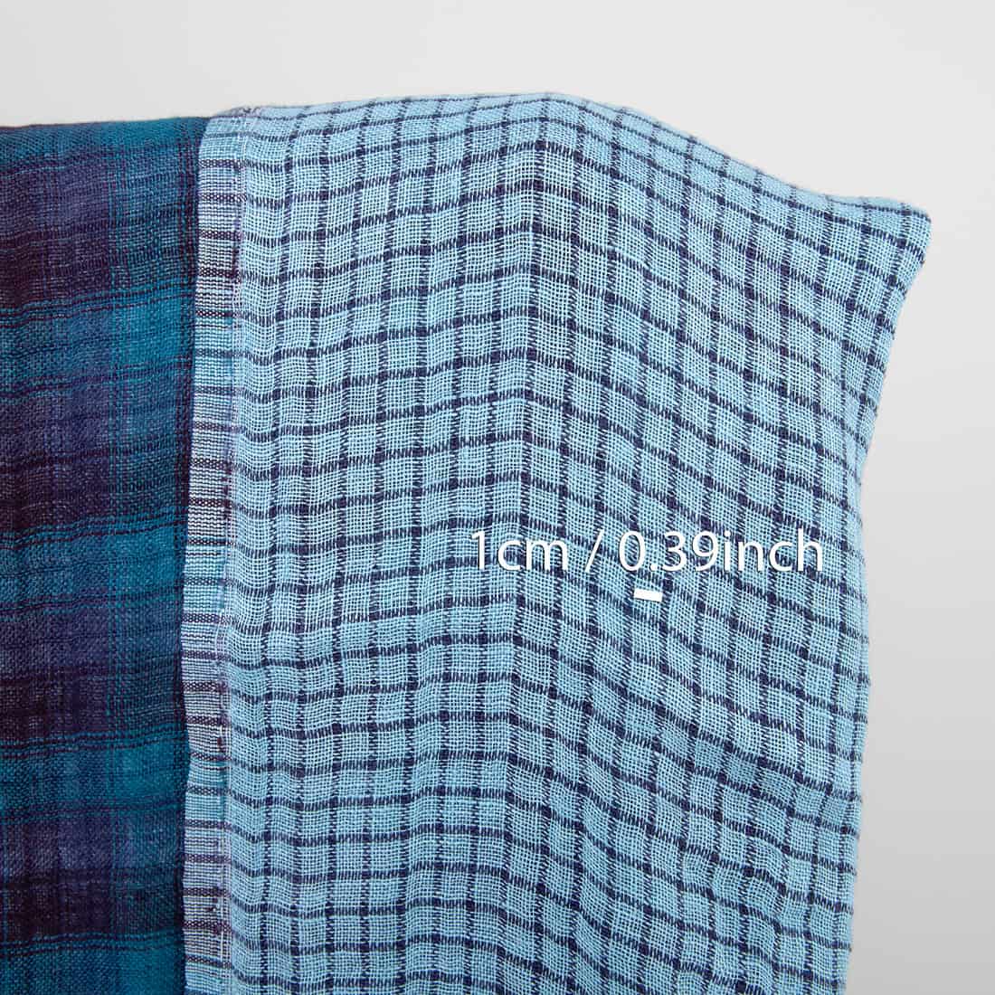 Tissu en lin lavé deux faces bleu-turquoise 2 Blue and violet linen fabric, checked pattern