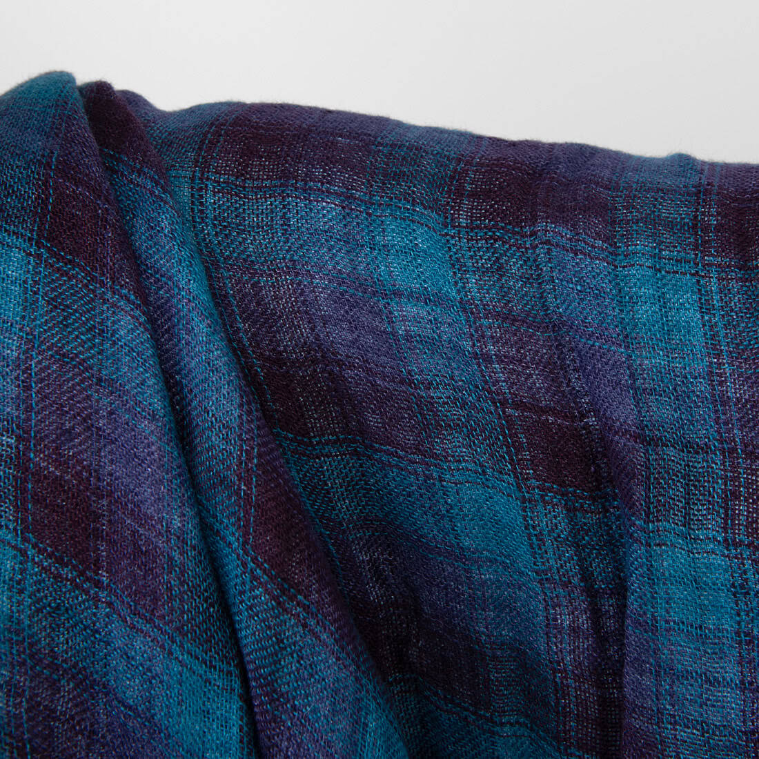 Tissu en lin lavé deux faces bleu-turquoise 4 Blue and violet linen fabric, washed