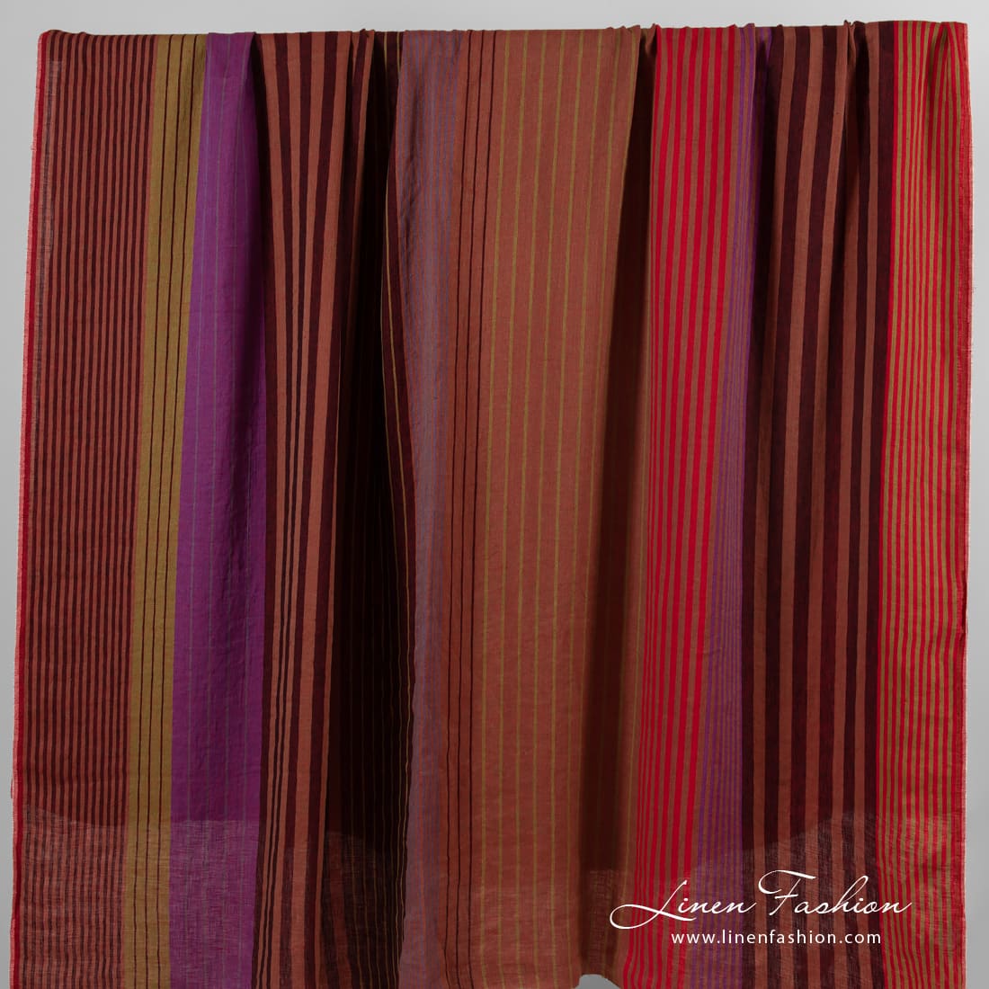 Tissu de lin à rayures rouges lavées 3 Linen fabric in vertical stripes, woven from black, brown, green and violet yarns