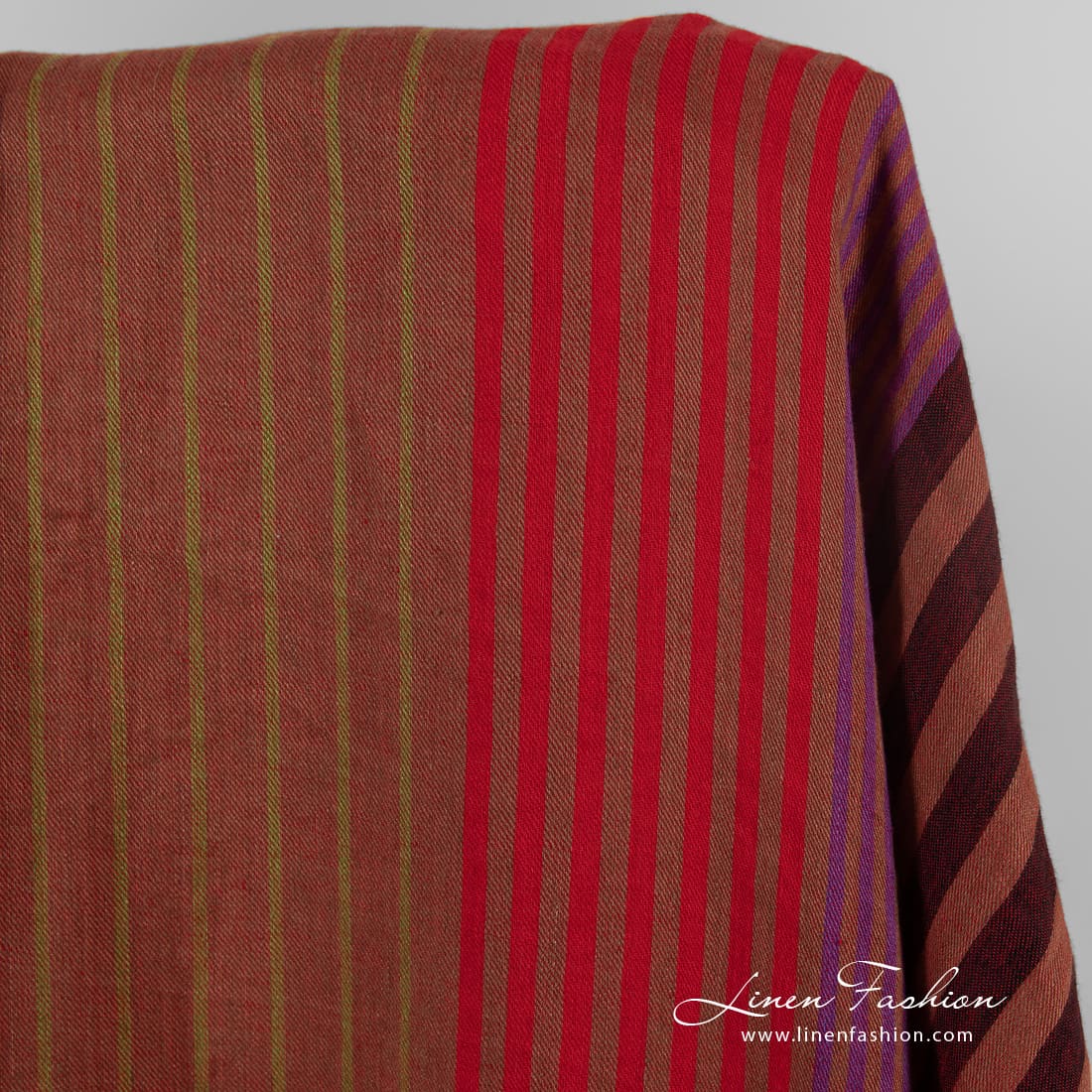 Tissu de lin à rayures rouges lavées 2 Linen fabric in red stripes, washed, perfect for clothes and home textile