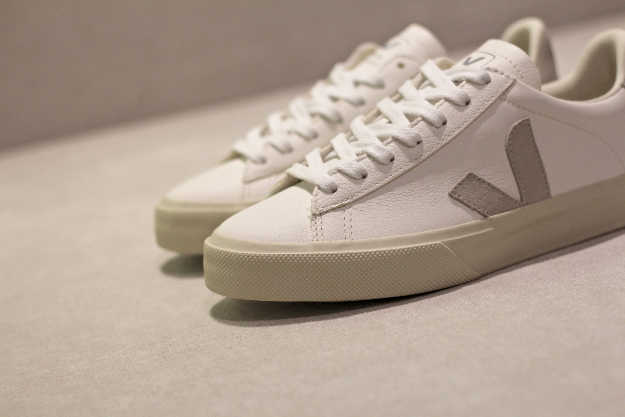 Veja Campo Chromefree Extra White Natural Suede