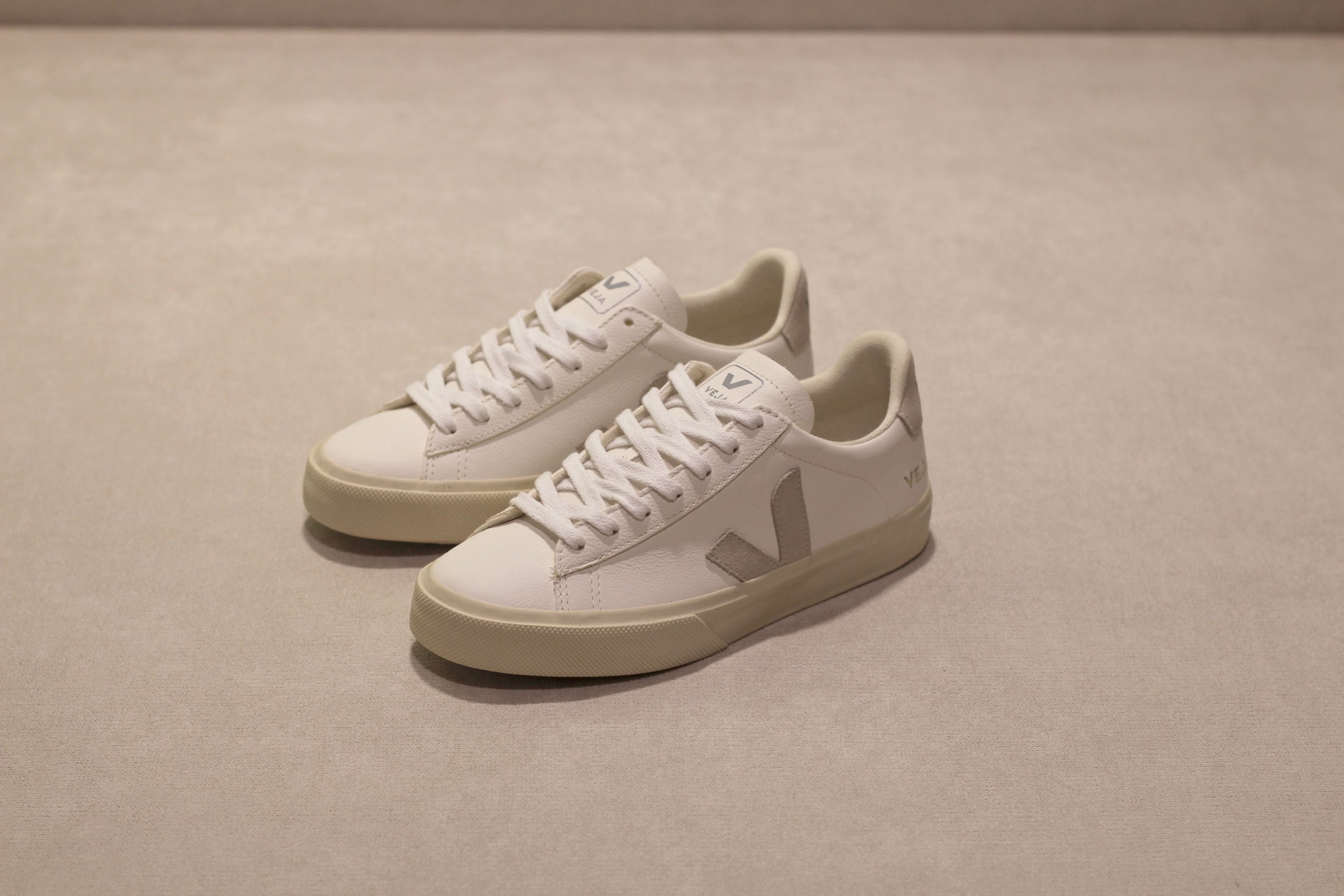 Veja Campo Chromefree Extra White Natural Suede