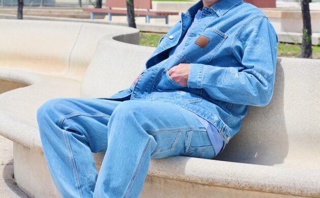 Carhartt Wip et son imprimé Stamp sur un ensemble Denim.