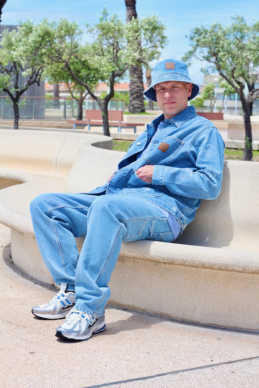 Carhartt Wip et son imprimé Stamp sur un ensemble Denim.