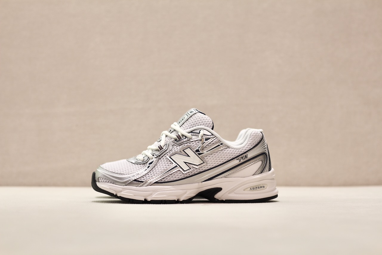 740 WN2 White Navy Silver