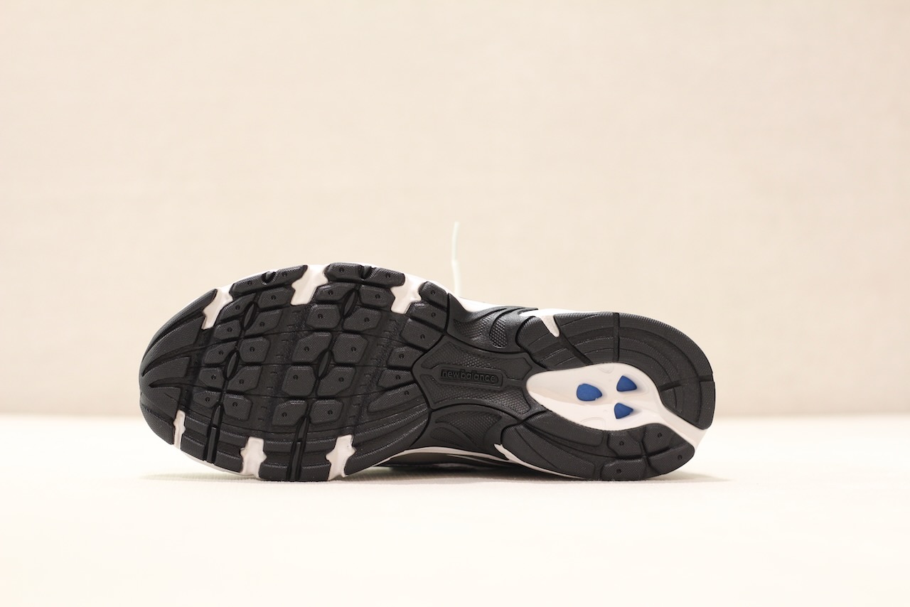740 WN2 White Navy Silver