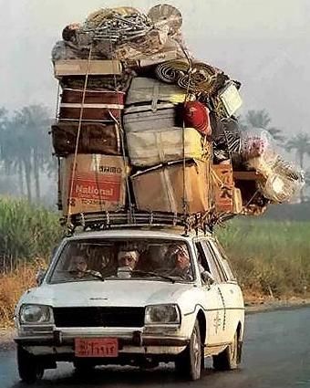 Voiture surchargée de Valise, déménagement