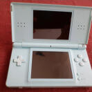 Consola Nintendo DS Lite, con funda, cargador, lápiz y tarjeta de memoria.