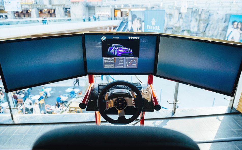 Postazione con Triplo Monitor e Volante da Gaming