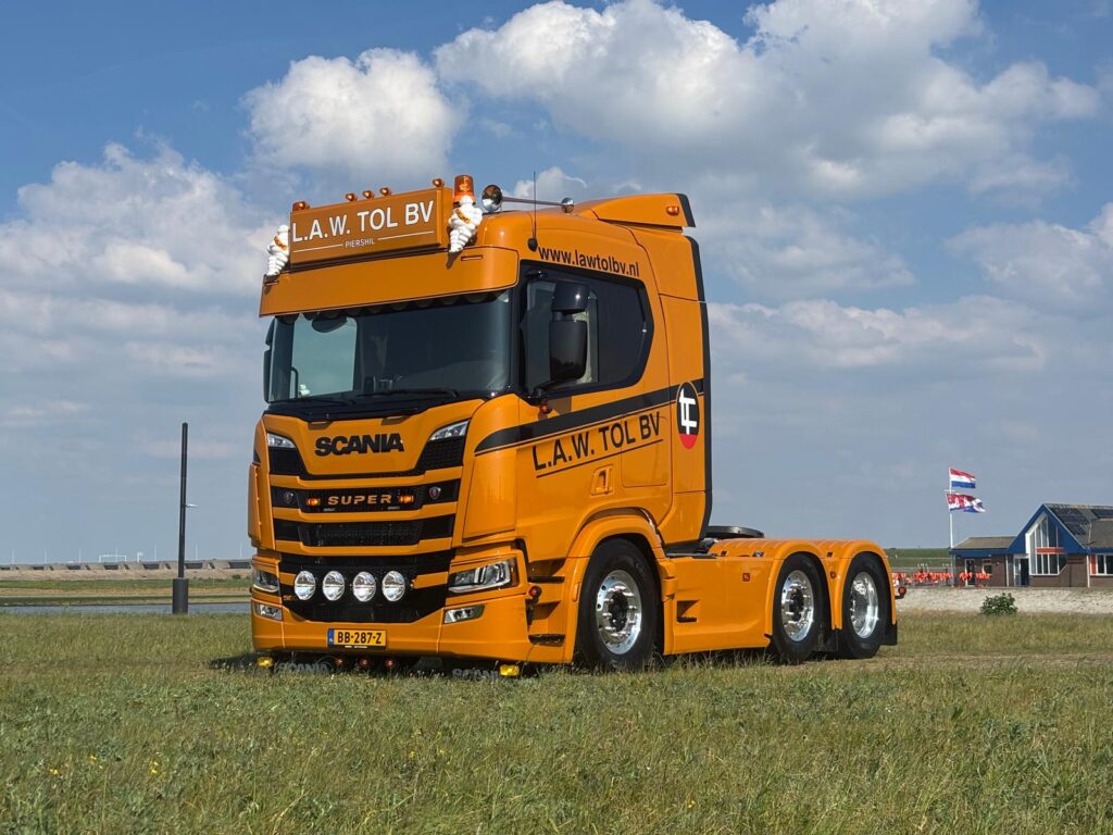 scania vrachtwagen r560 6x2