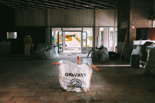 Le désassemblage du théâtre continue